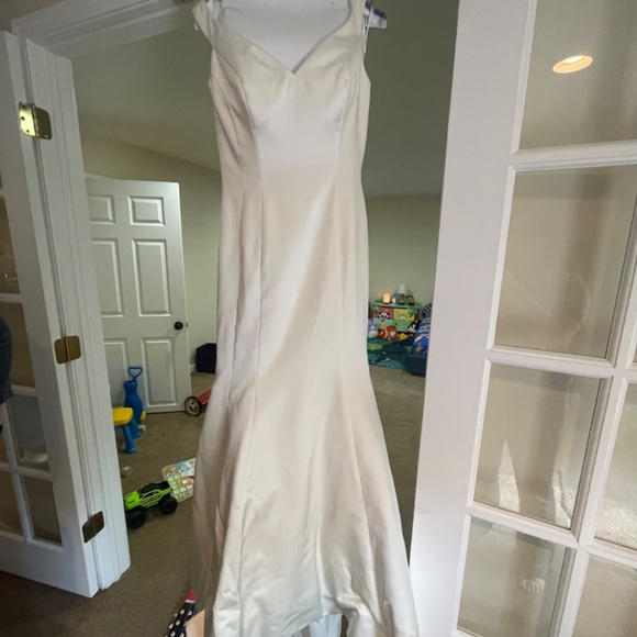 Wedding Gown- Jason Alexander Signature style 9804 - Picture 4 of 8